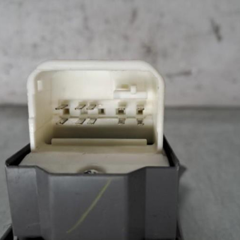 Interrupteur de leve vitre avant gauche TOYOTA YARIS 2