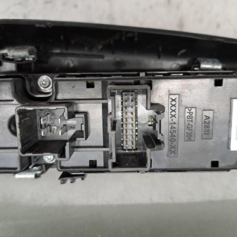 Interrupteur de leve vitre avant gauche FORD FIESTA 7