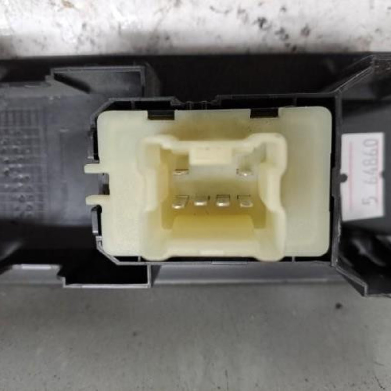 Interrupteur de leve vitre avant droit RENAULT CAPTUR 1