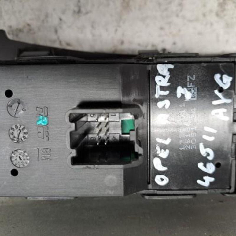 Interrupteur de leve vitre avant gauche OPEL ASTRA J