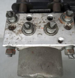 Bloc ABS (freins anti-blocage) TOYOTA YARIS 1 Photo n°3