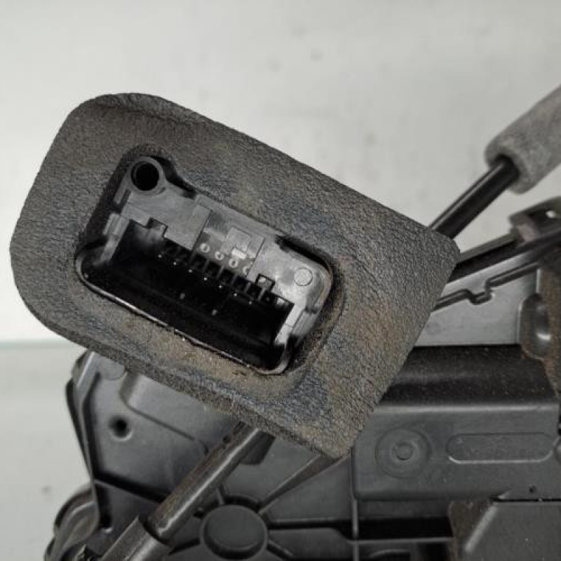 Serrure avant gauche VOLKSWAGEN POLO 6