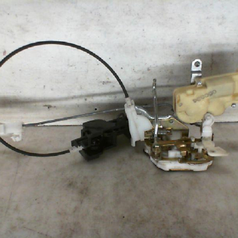 Serrure avant droit TOYOTA YARIS 1