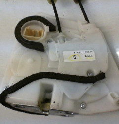 Serrure arriere gauche MAZDA 2 3 Photo n°3