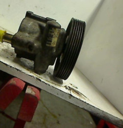 Pompe de direction RENAULT LAGUNA 2 Photo n°1