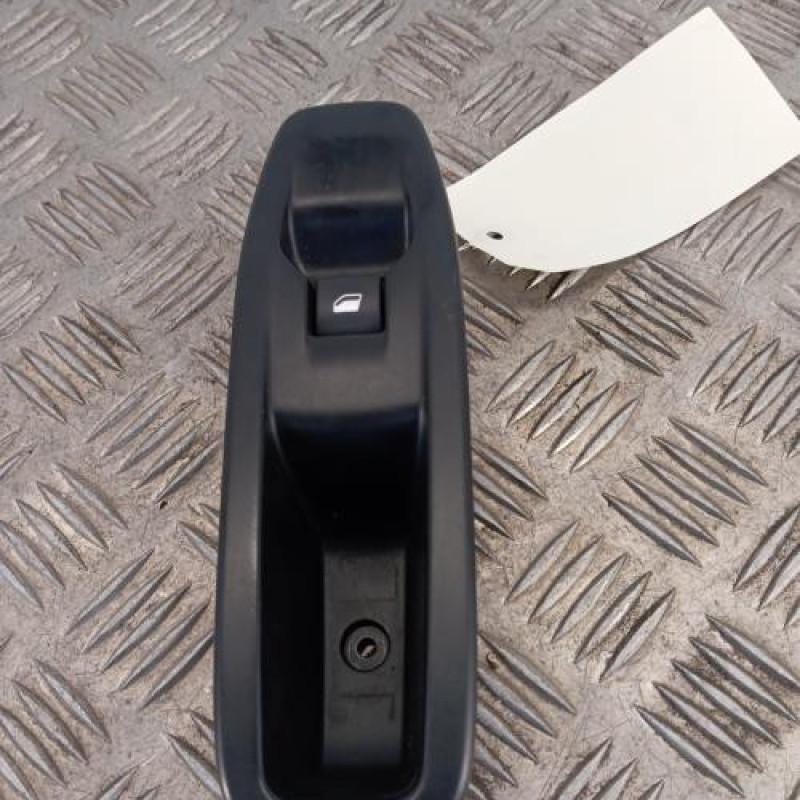 Interrupteur de leve vitre avant droit PEUGEOT 208 1