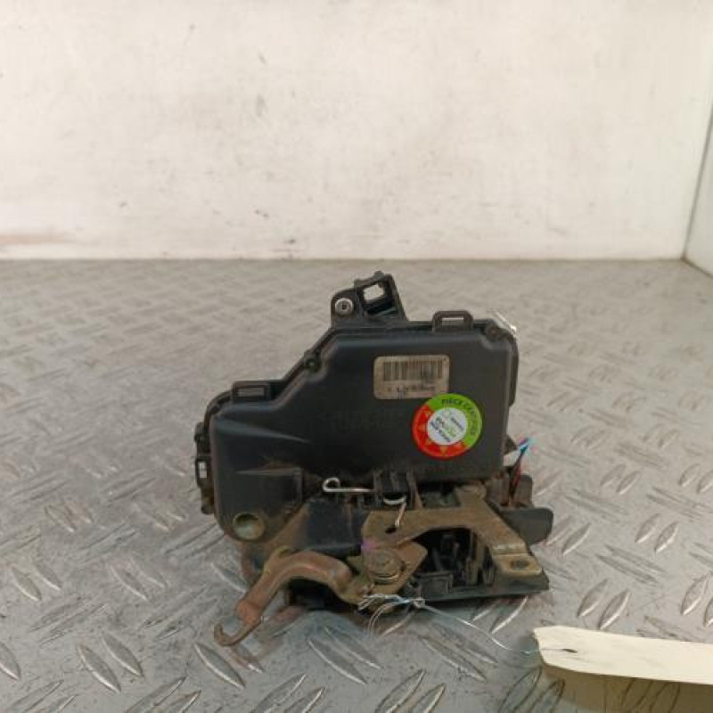 Serrure avant droit VOLKSWAGEN NEW BEETLE 1