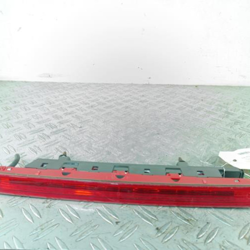 Feu arriere stop central PEUGEOT 5008 1