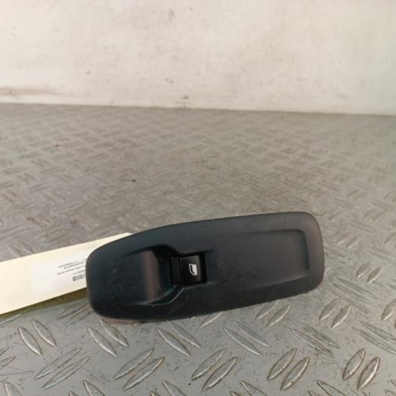 Interrupteur de leve vitre avant droit PEUGEOT 2008 1