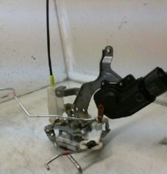 Serrure avant droit TOYOTA AYGO 1