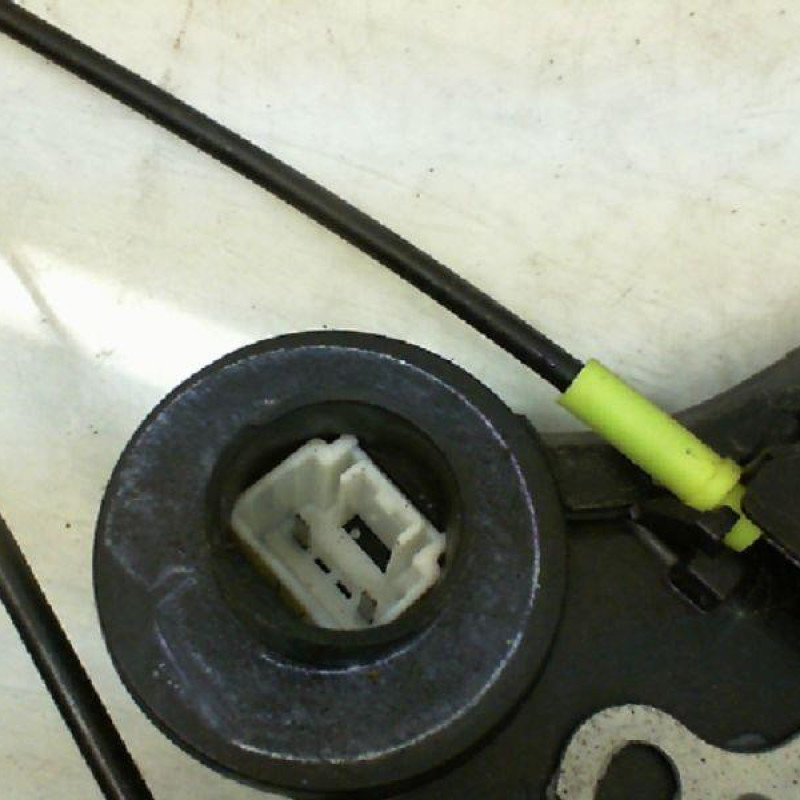 Serrure arriere droit TOYOTA AVENSIS 2