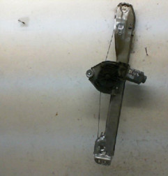 Leve vitre electrique arriere gauche RENAULT CLIO 3 Photo n°1