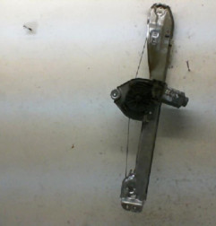 Leve vitre electrique arriere gauche RENAULT CLIO 3 Photo n°4