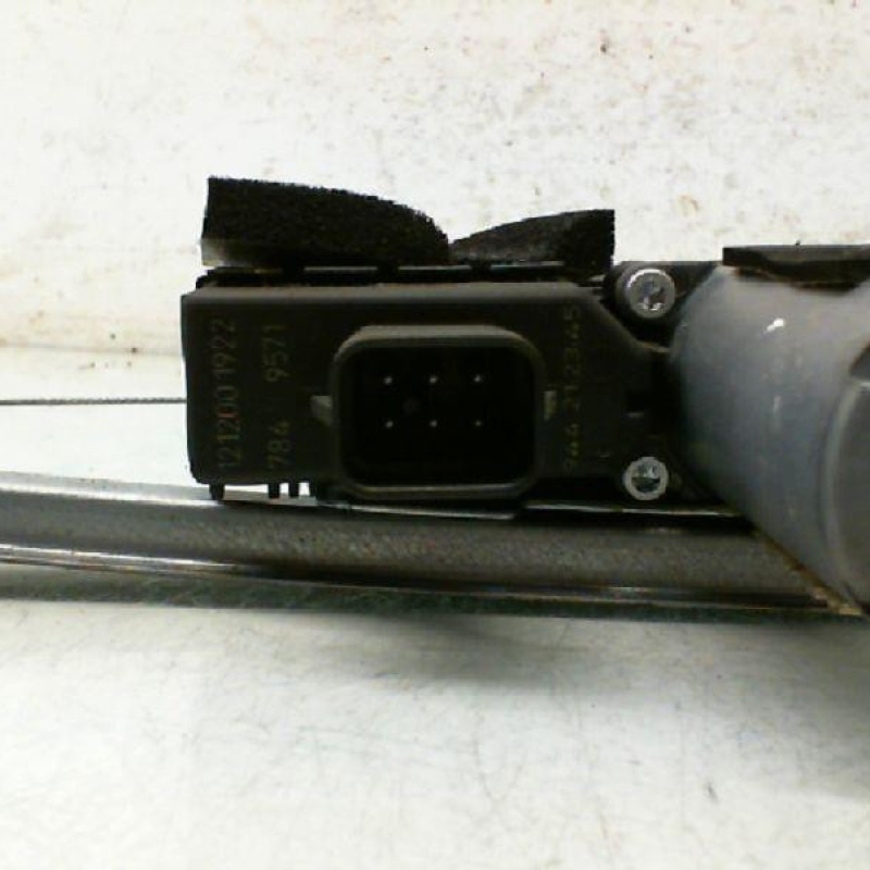 Leve vitre electrique arriere droit OPEL ZAFIRA B