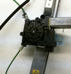 Leve vitre electrique avant gauche OPEL CORSA D Photo n°5