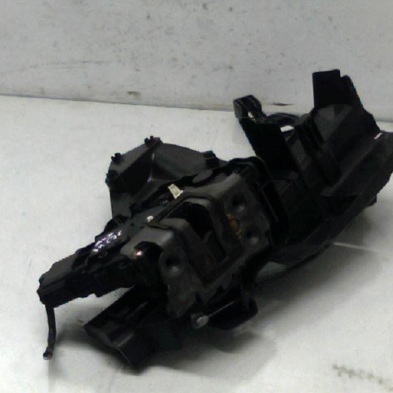 Serrure avant droit FORD FOCUS 2