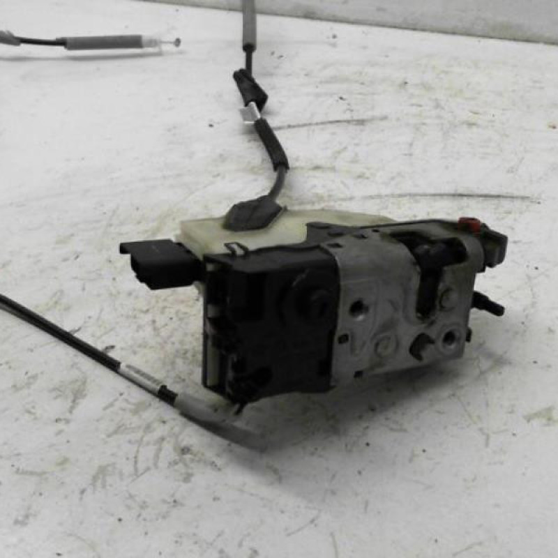 Serrure arriere droit PEUGEOT 208 1