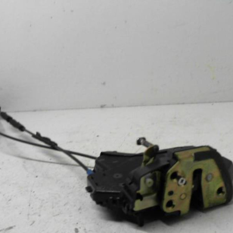 Serrure arriere gauche TOYOTA AVENSIS 2