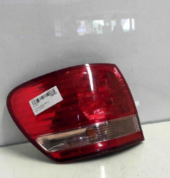 Feu arriere principal gauche (feux) TOYOTA AVENSIS VERSO Photo n°4
