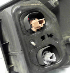 Feu arriere principal gauche (feux) TOYOTA AVENSIS VERSO Photo n°6