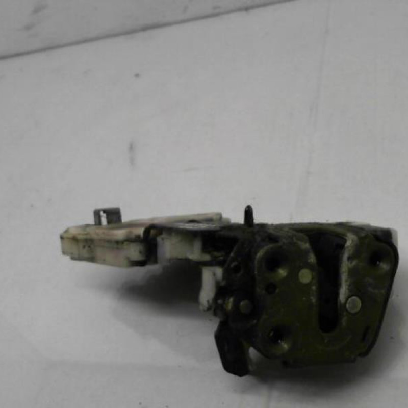 Serrure avant gauche NISSAN TERRANO 2