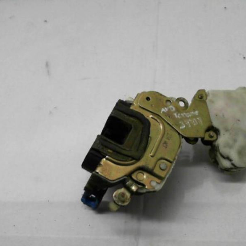 Serrure avant droit NISSAN TERRANO 2