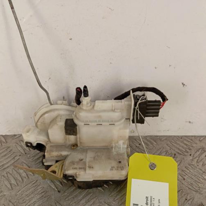 Serrure avant droit VOLKSWAGEN POLO 3