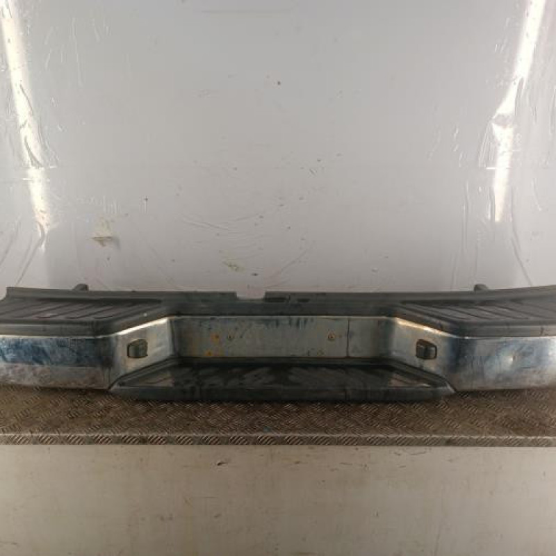 Pare choc arriere NISSAN NAVARA 1