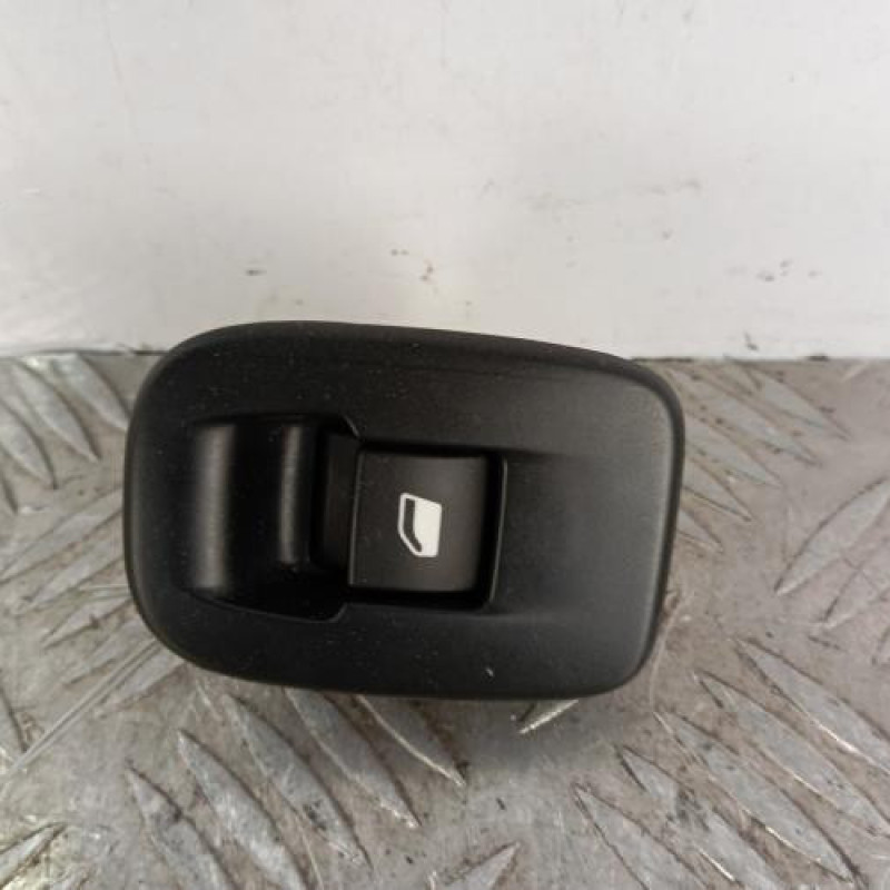 Interrupteur de leve vitre arriere droit PEUGEOT 208 1