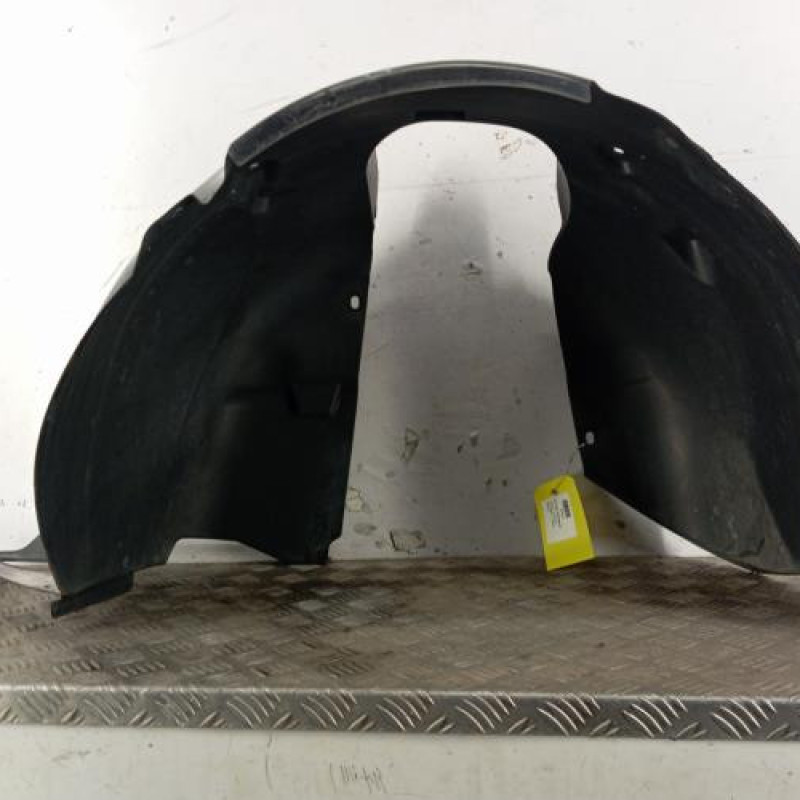 Pare boue avant gauche PEUGEOT 208 1