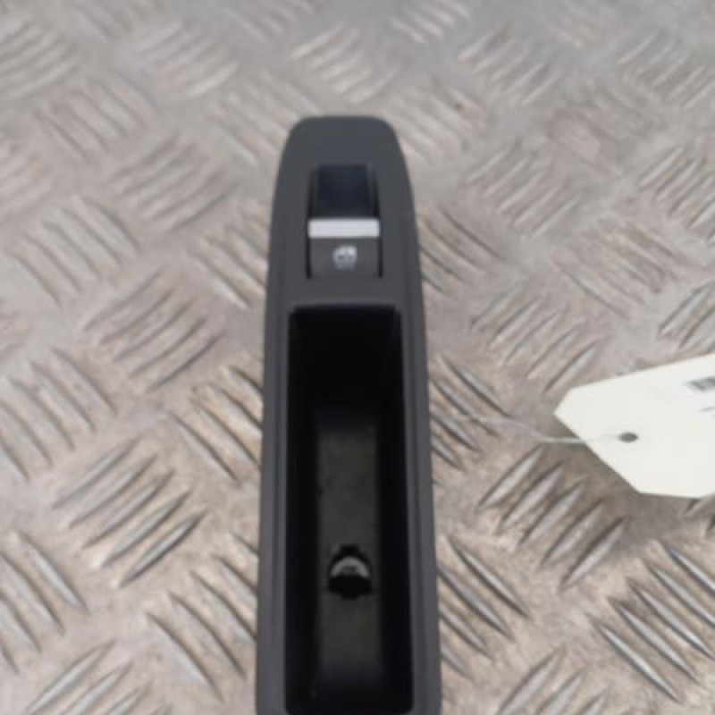 Interrupteur de leve vitre arriere droit RENAULT CLIO 5