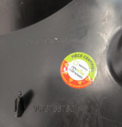 Pare boue avant droit PEUGEOT 208 1