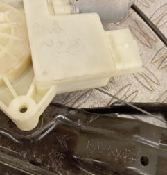 Leve vitre electrique avant droit PEUGEOT 308 2 SW Photo n°4