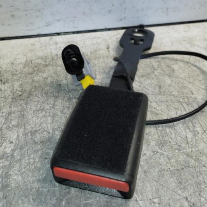 Attache ceinture avant droit PEUGEOT 208 1