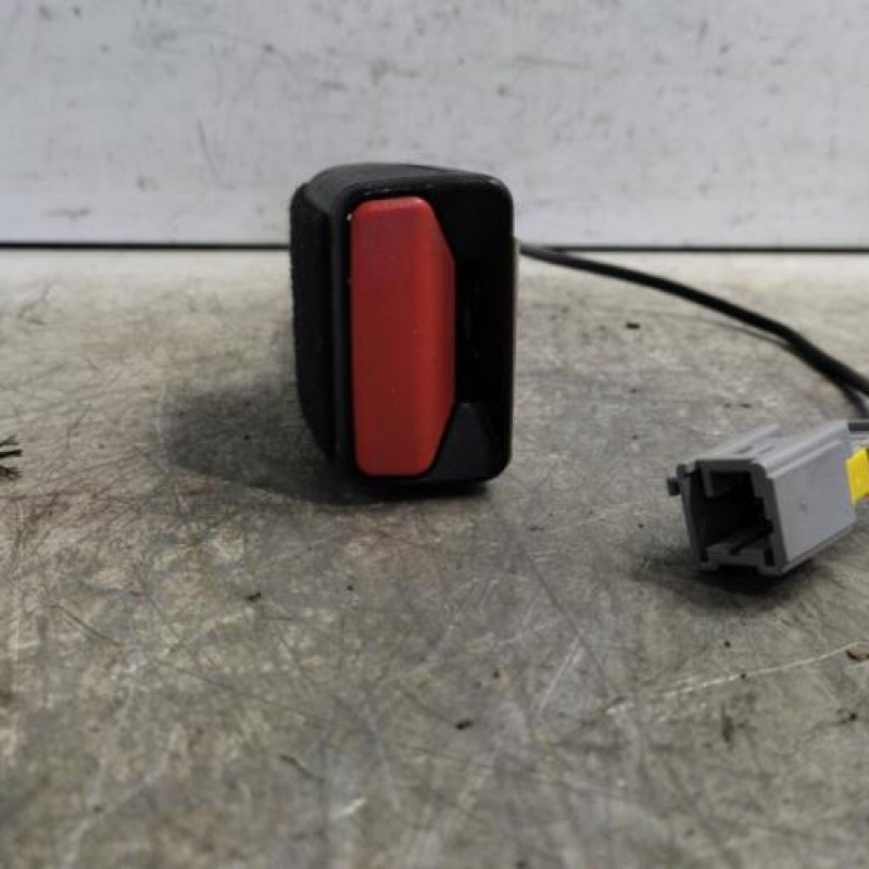 Attache ceinture avant gauche PEUGEOT 208 1
