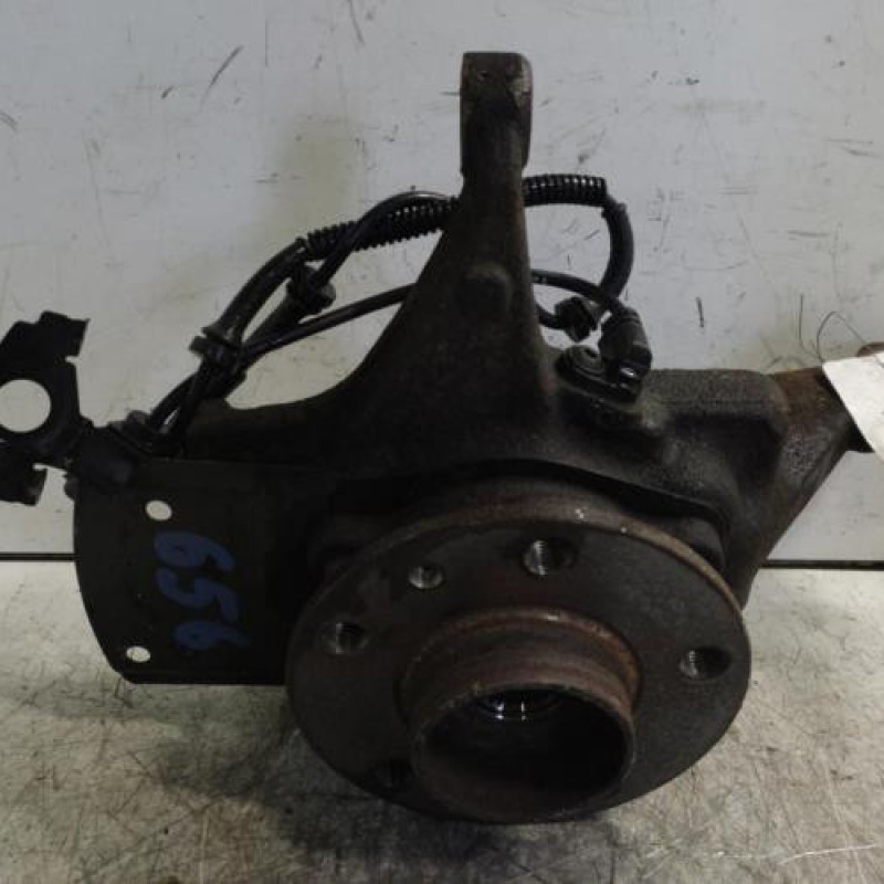 Moyeu avant droit RENAULT TRAFIC 3 COURT Moyeu avant droit RENAULT TRAFIC 3 COURT