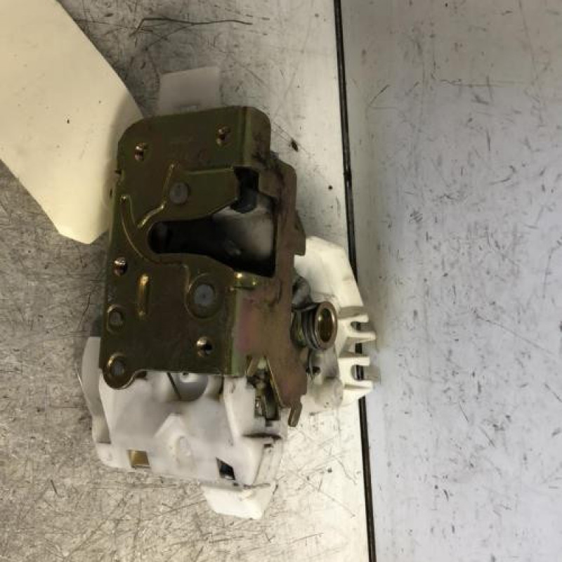 Serrure avant gauche FORD MONDEO 2 Serrure avant gauche FORD MONDEO 2