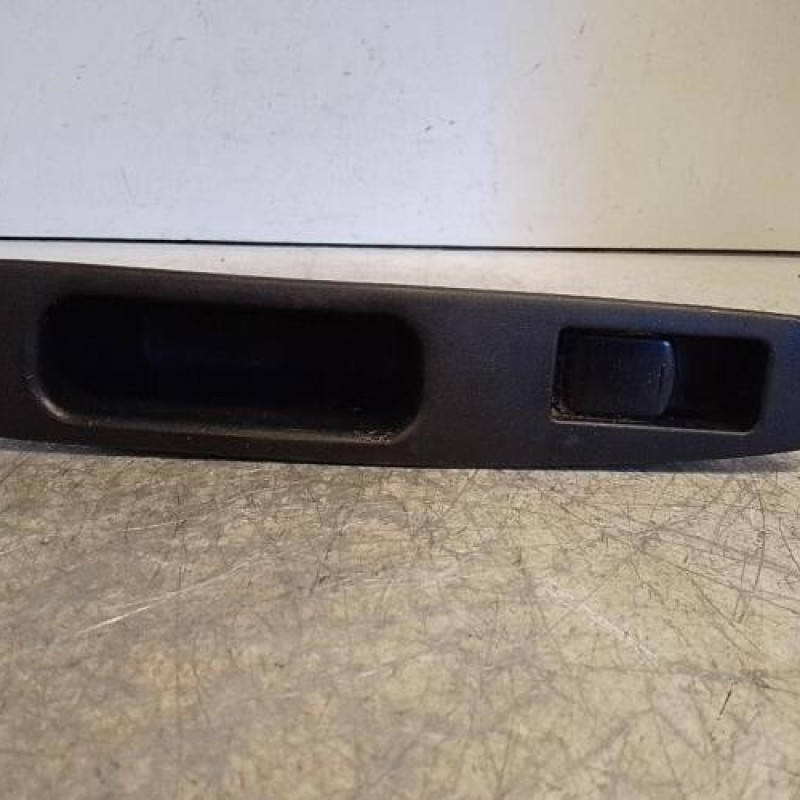 Interrupteur de leve vitre arriere gauche NISSAN QASHQAI 1