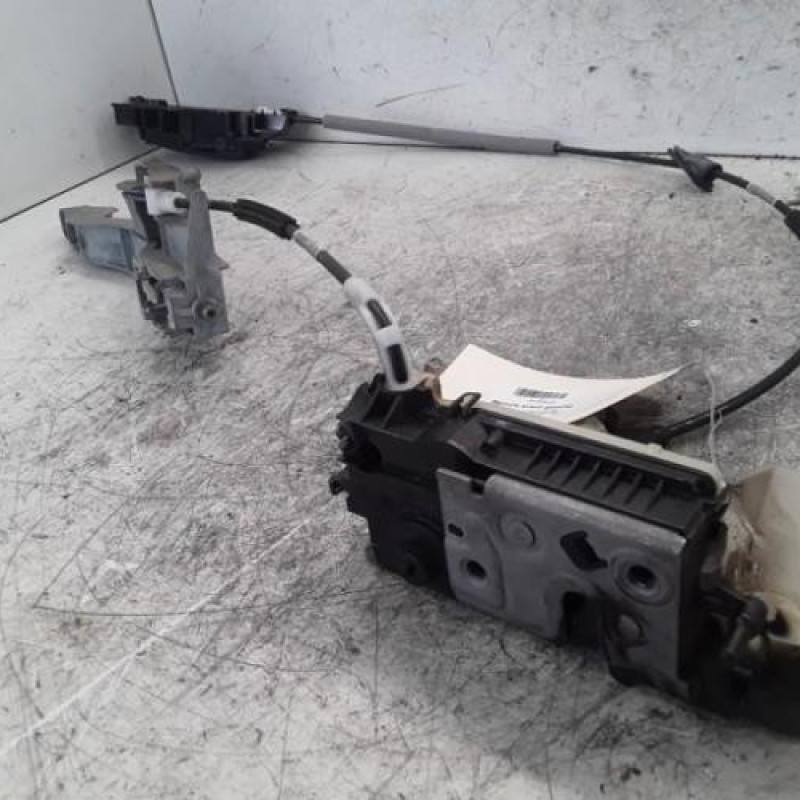 Serrure avant gauche PEUGEOT 208 1