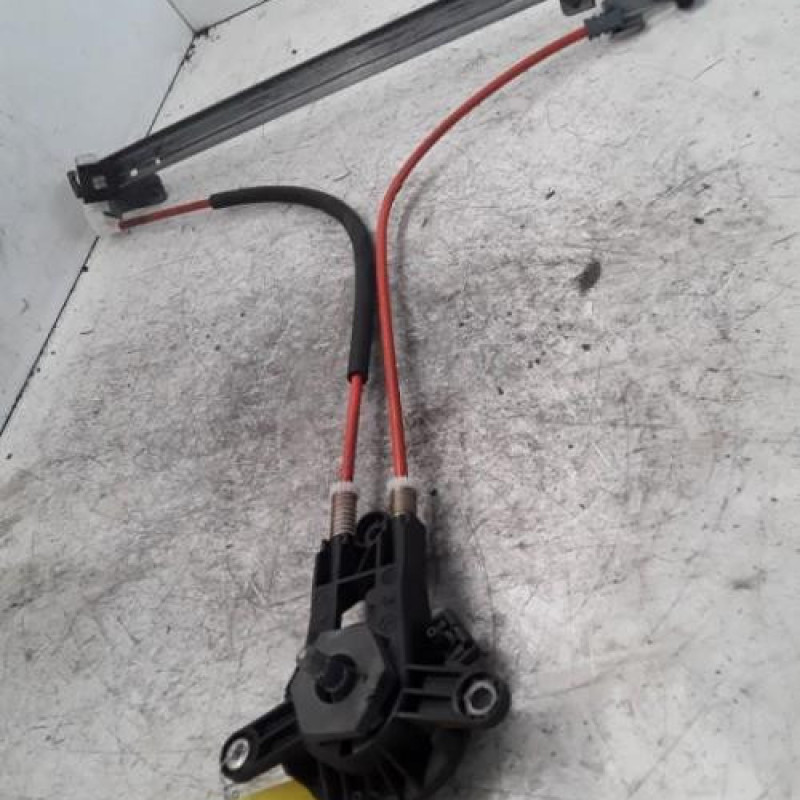 Leve vitre mecanique avant droit PEUGEOT 106