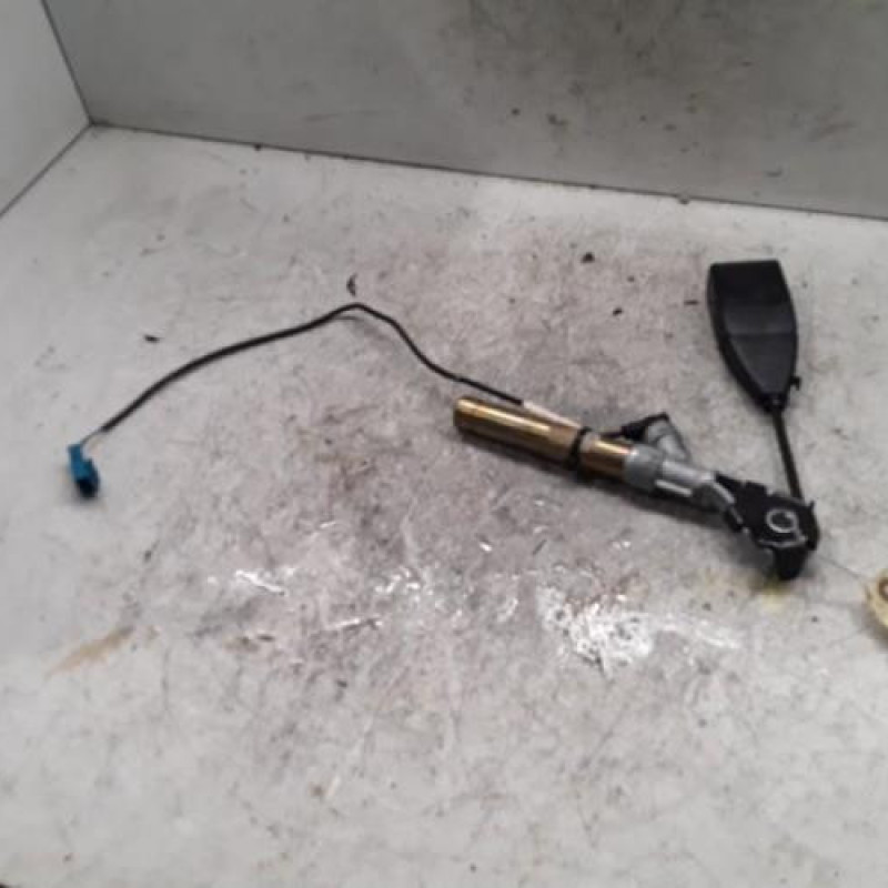 Attache ceinture arriere droit RENAULT TWINGO 1