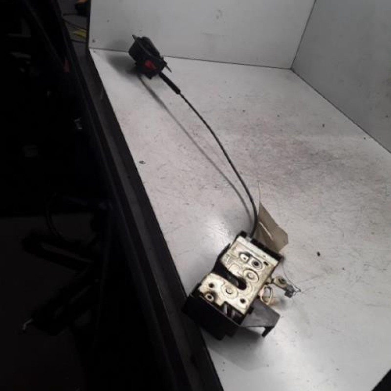 Serrure avant droit FORD FIESTA 4 Serrure avant droit FORD FIESTA 4