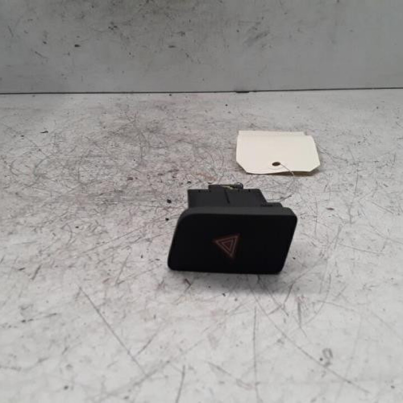 Bouton de warning AUDI Q3 1 Bouton de warning AUDI Q3 1