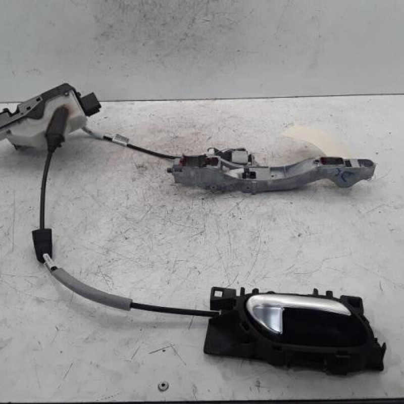 Serrure avant droit PEUGEOT 2008 1 Serrure avant droit PEUGEOT 2008 1