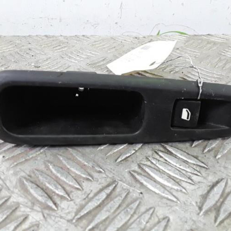 Interrupteur de leve vitre arriere gauche PEUGEOT 5008 1
