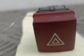Bouton de warning PEUGEOT 207 Photo n°1