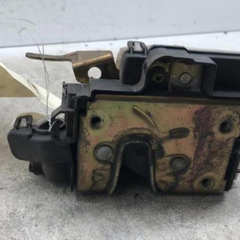 Serrure avant droit VOLKSWAGEN GOLF 3 Serrure avant droit VOLKSWAGEN GOLF 3