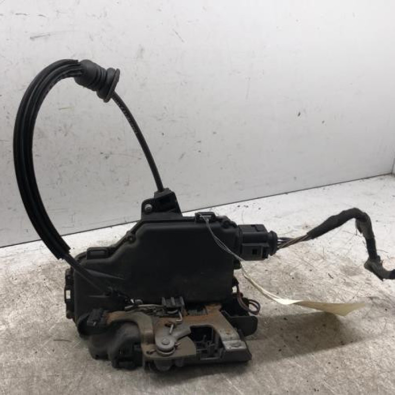 Serrure avant droit VOLKSWAGEN BORA Serrure avant droit VOLKSWAGEN BORA