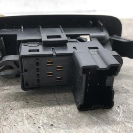 Interrupteur de leve vitre arriere droit NISSAN QASHQAI 1