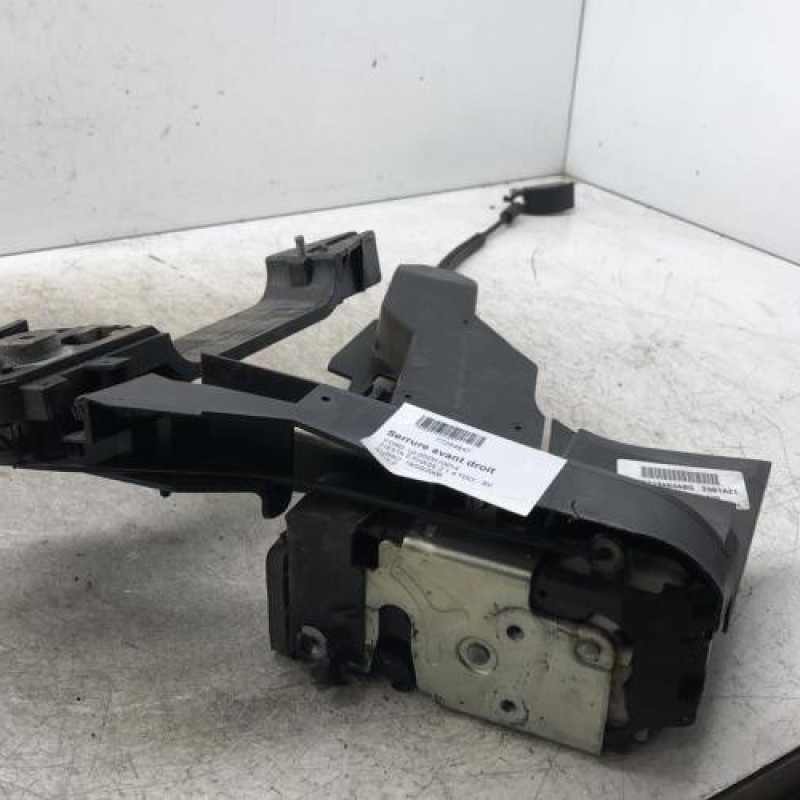 Serrure avant droit FORD FIESTA 5